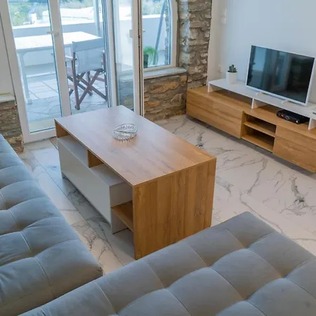 Almiri And Studio, Modern And Spacious *
