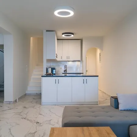 Almiri And Studio, Modern And Spacious