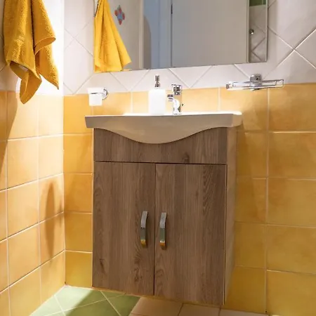 Almiri And Studio, Modern And Spacious Apartman