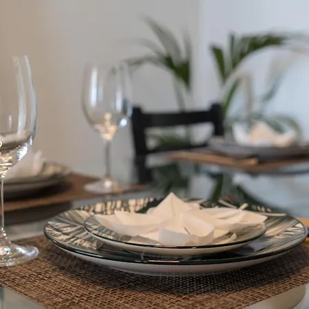 Almiri And Studio, Modern And Spacious Apartman *